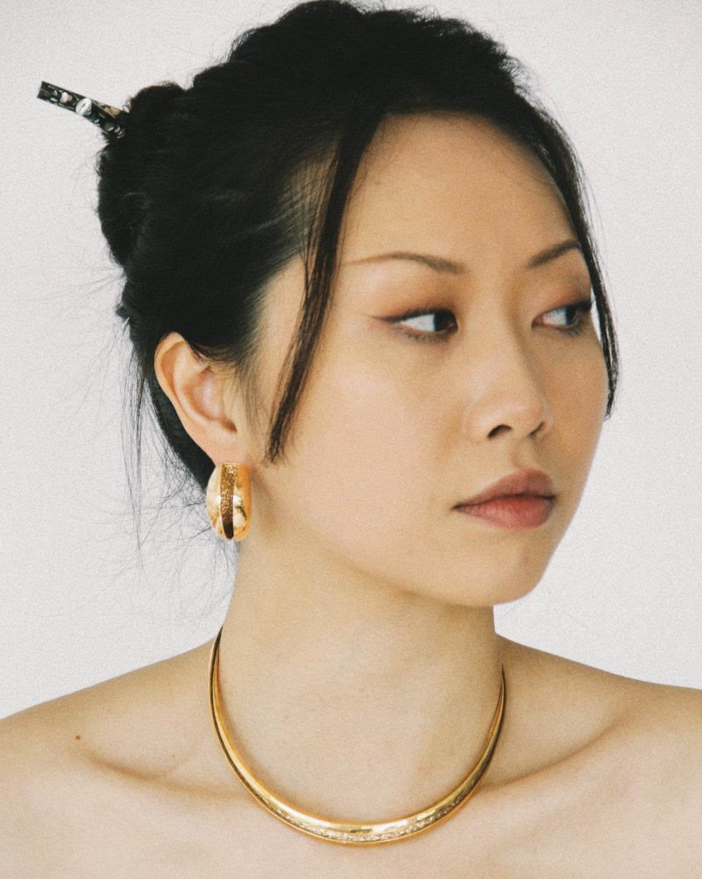 model Currents Chocker Necklace in 24k gold finish