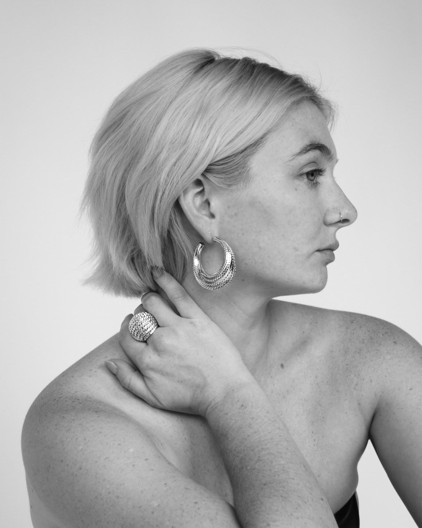 Model wearing the gold Flow Ball Ring silver